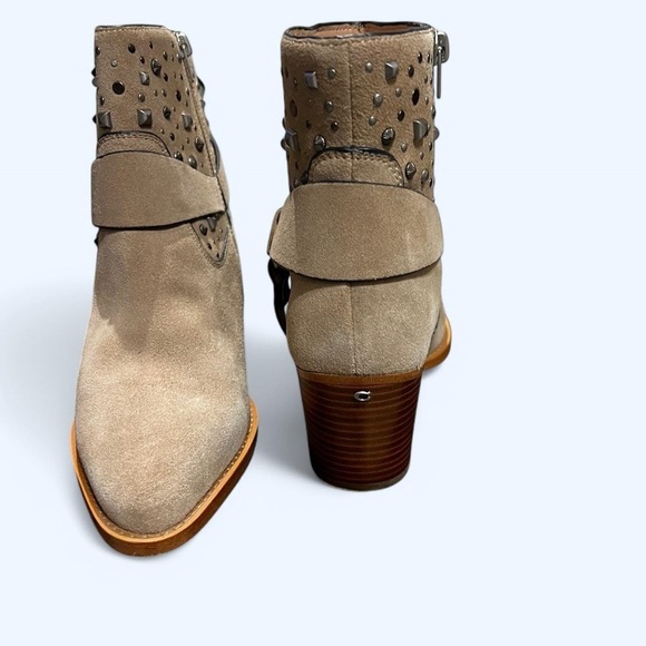 Coach - Picture 5 of 9